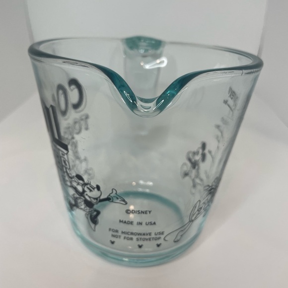 New Pyrex Mickey & Friends 2-cup Glass Measuring Cup black - Picture 3 of 3